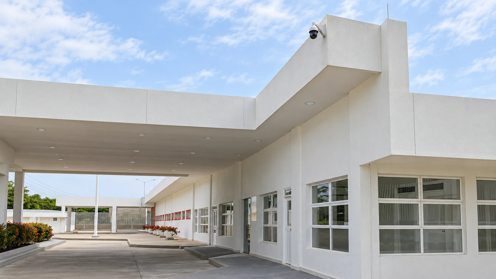 Instalación exterior de cámara PTZ; fotografía retocada con IA